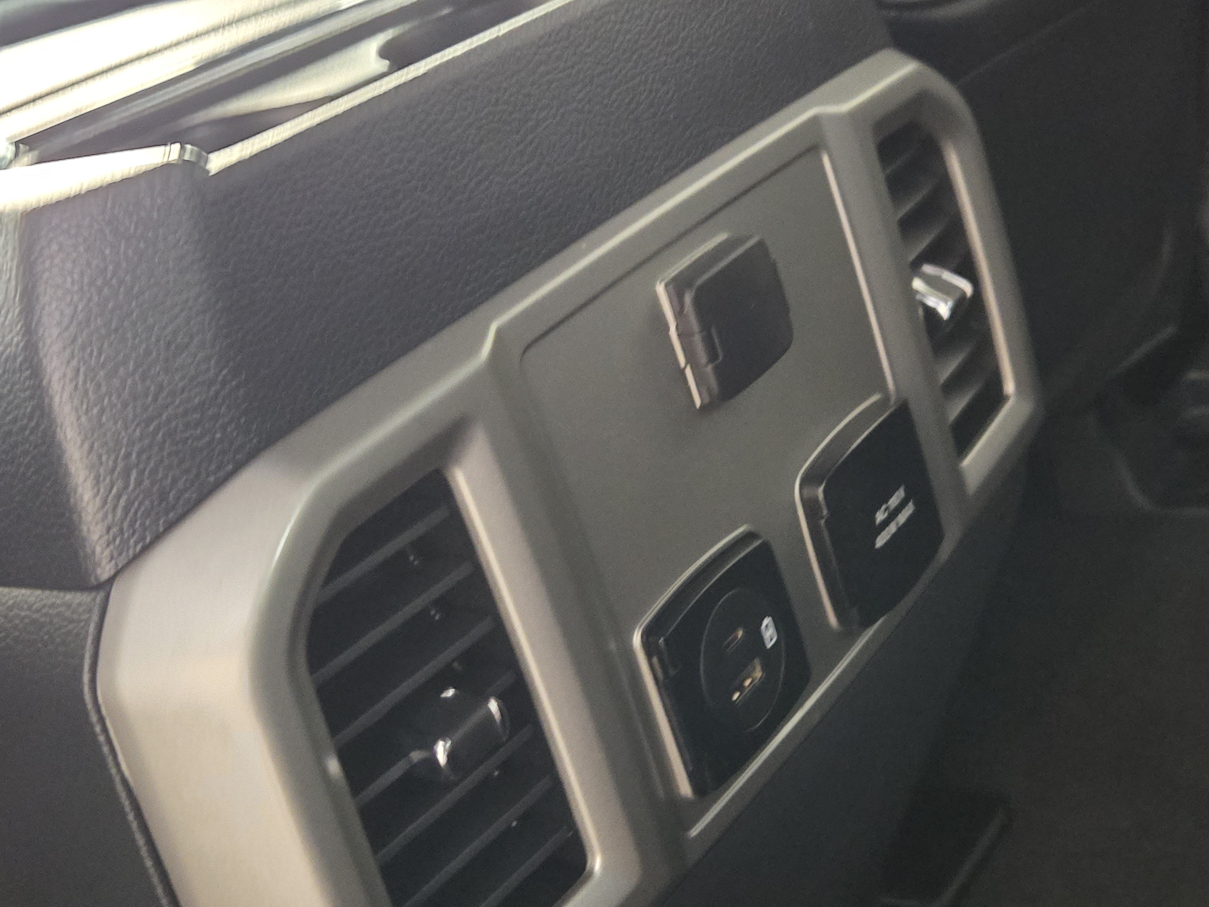 Used 2022 Ford F250 Lariat w/ Tremor Off-Road Package AWD/4WD image 29