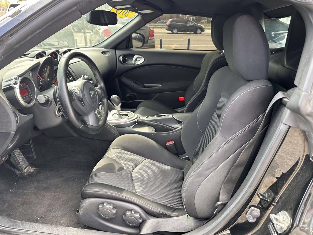Used 2019 Nissan 370Z Roadster RWD image 12