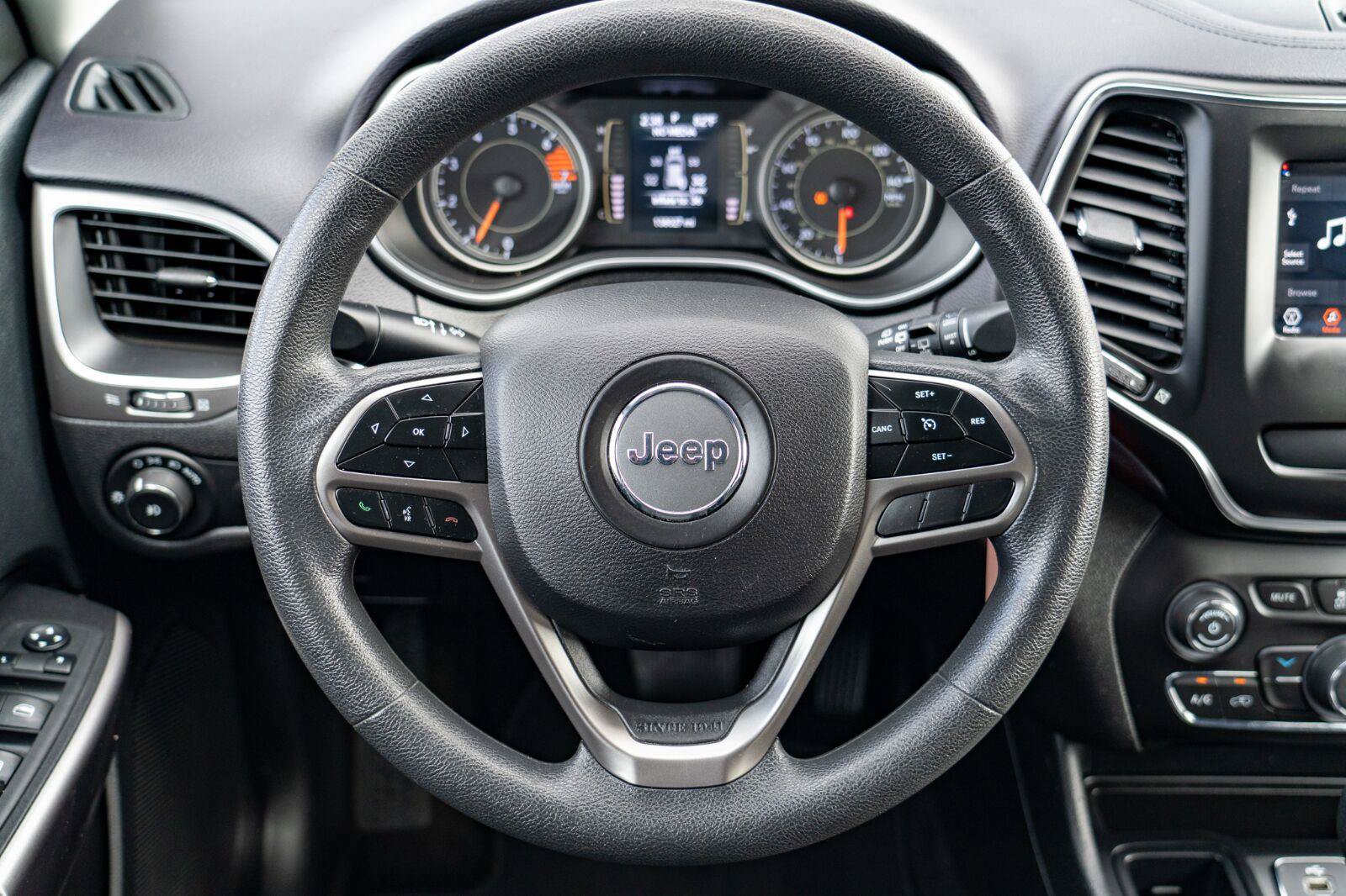 Used 2019 Jeep Cherokee Latitude w/ Popular Appearance Group FWD image 17