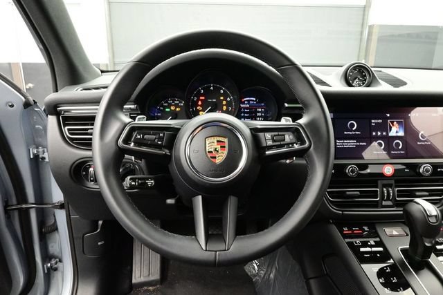 Certified 2025 Porsche Macan AWD/4WD image 8