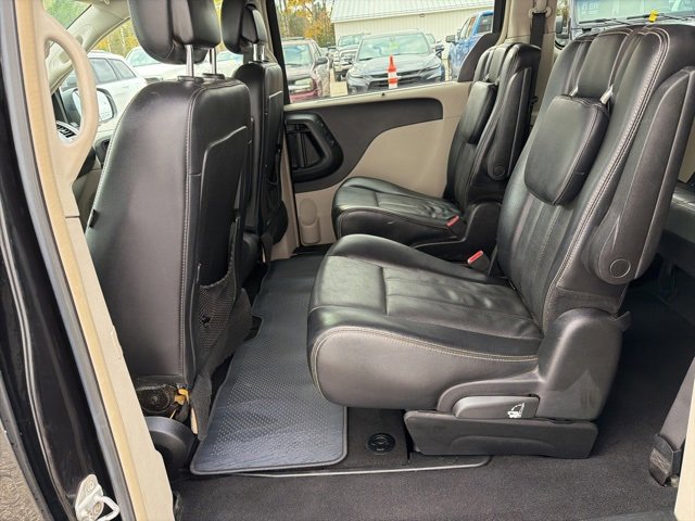 Used 2012 Chrysler Town & Country Touring-L w/ Driver Convenience Group image 19