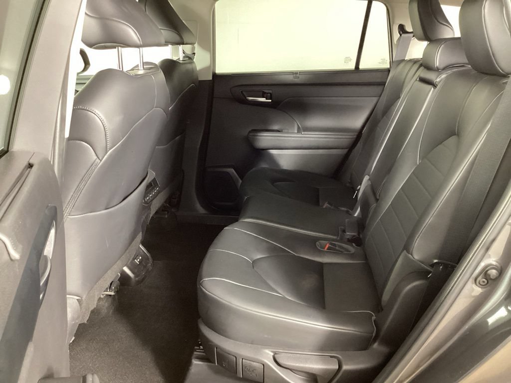 Used 2023 Toyota Highlander XLE AWD/4WD image 29