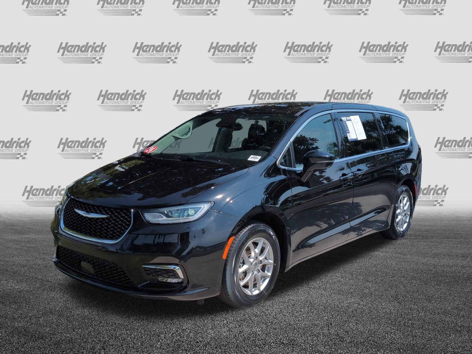 Used 2024 Chrysler Pacifica Touring-L FWD image 5