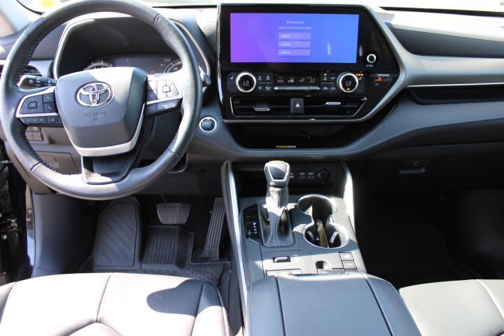 Used 2023 Toyota Highlander XLE AWD/4WD image 10