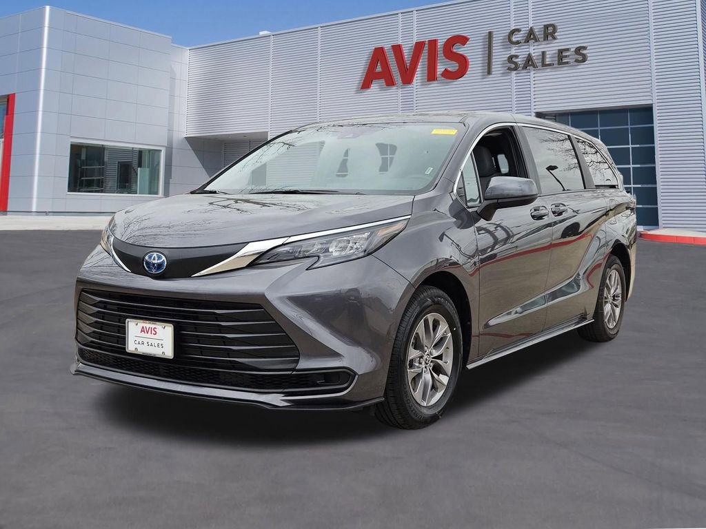 Used 2025 Toyota Sienna LE FWD image 1