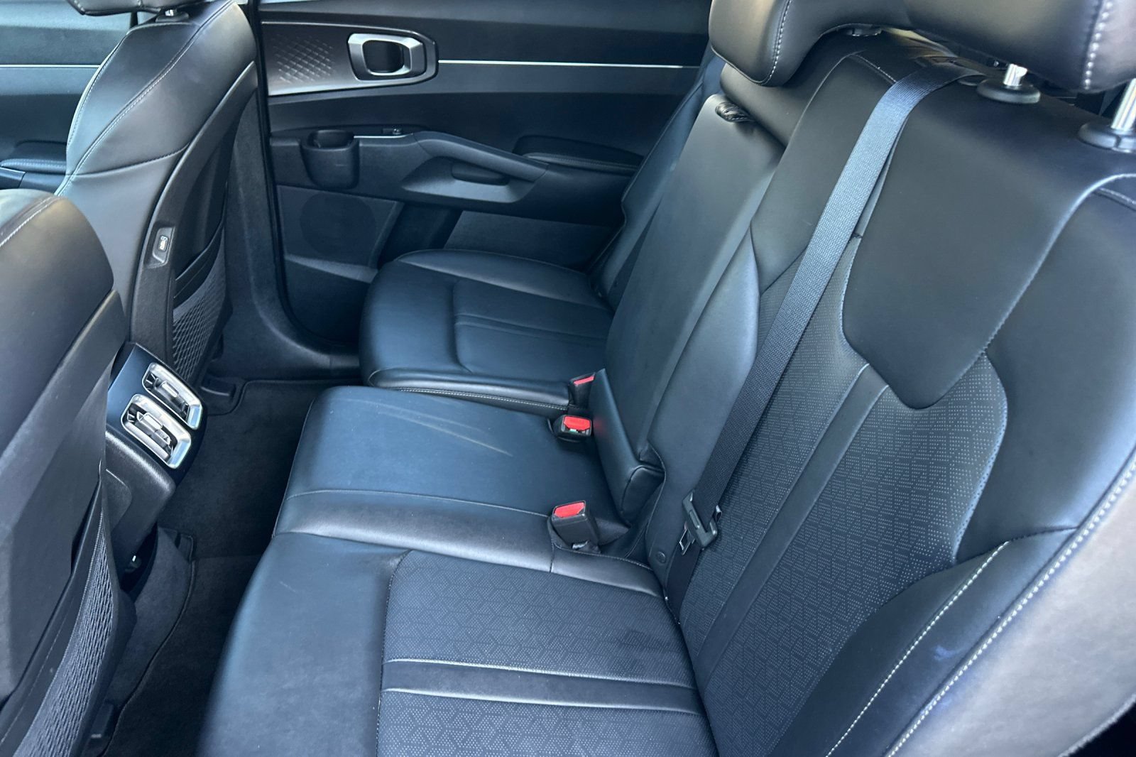 Used 2022 Kia Sorento S w/ Panoramic Sunroof Package FWD image 11