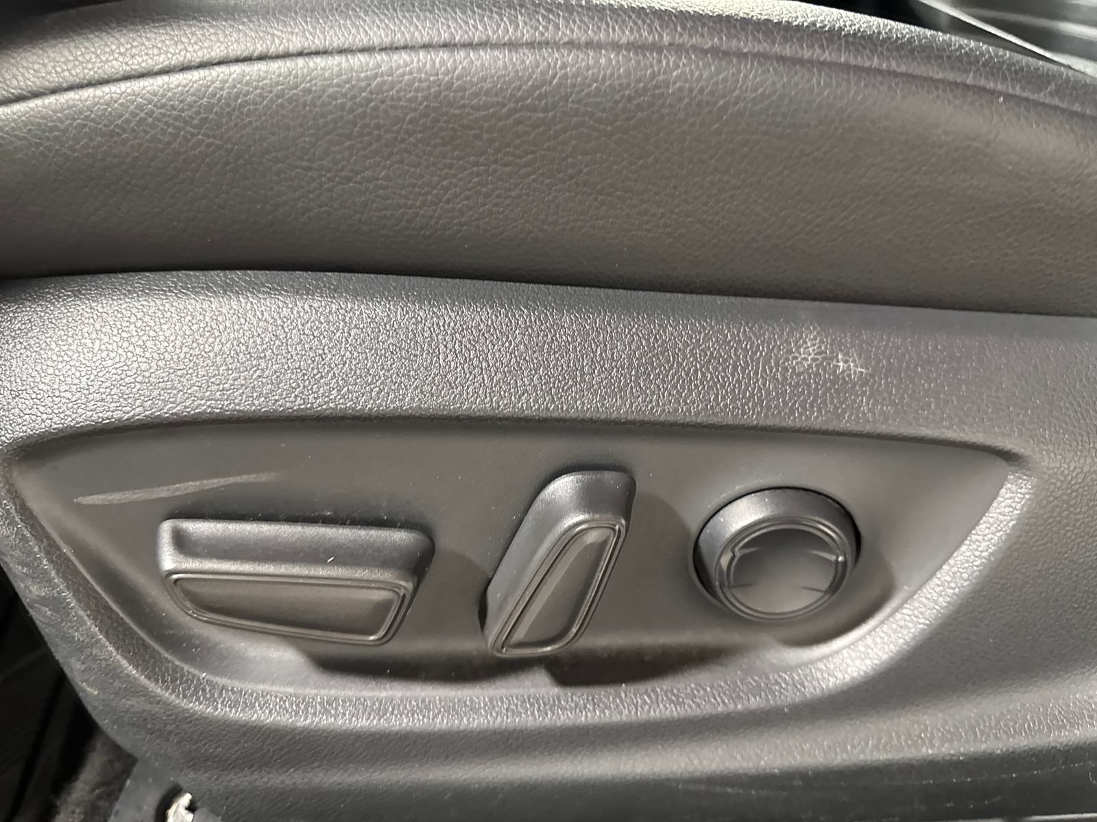Used 2018 Toyota Camry SE FWD image 19