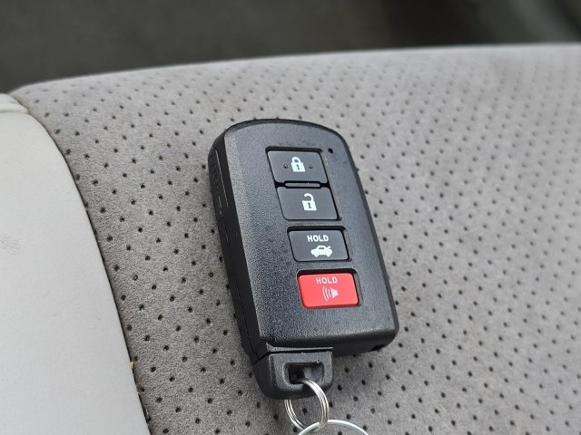 Used 2014 Toyota Camry XLE w/ Leather Package FWD image 18