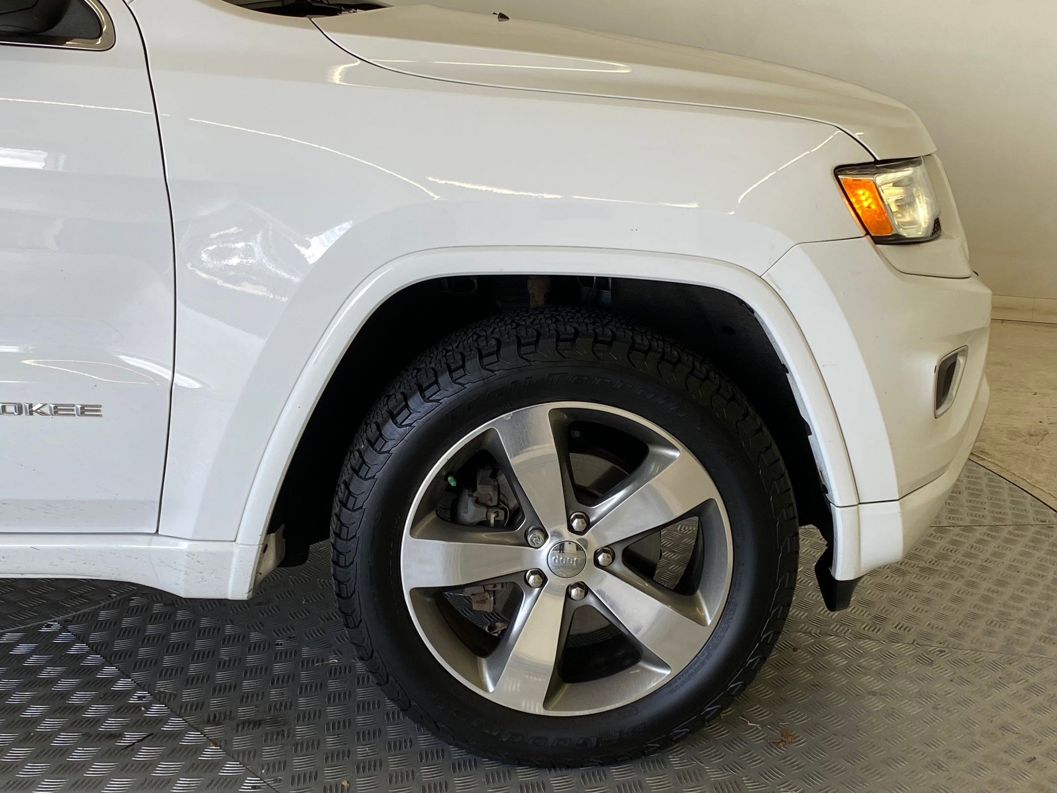 Used 2015 Jeep Grand Cherokee Overland w/ Advanced Technology Group image 11