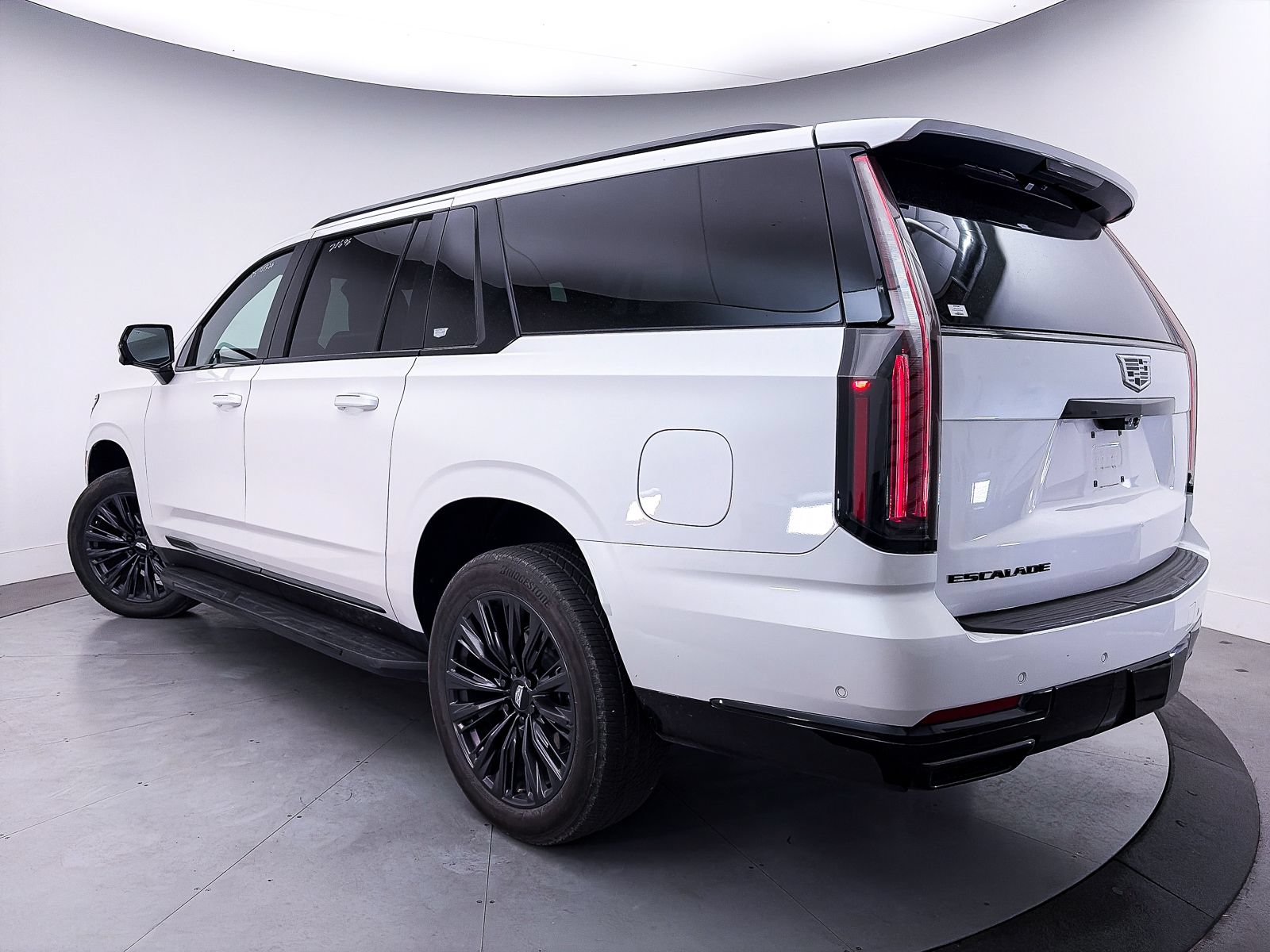 Used 2025 Cadillac Escalade ESV Sport w/ LPO, ONYX Package AWD/4WD image 3