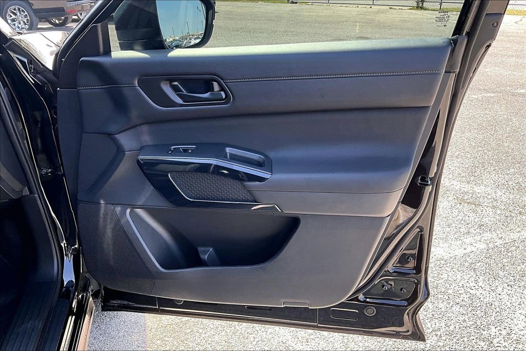 Used 2025 Nissan Pathfinder S image 25