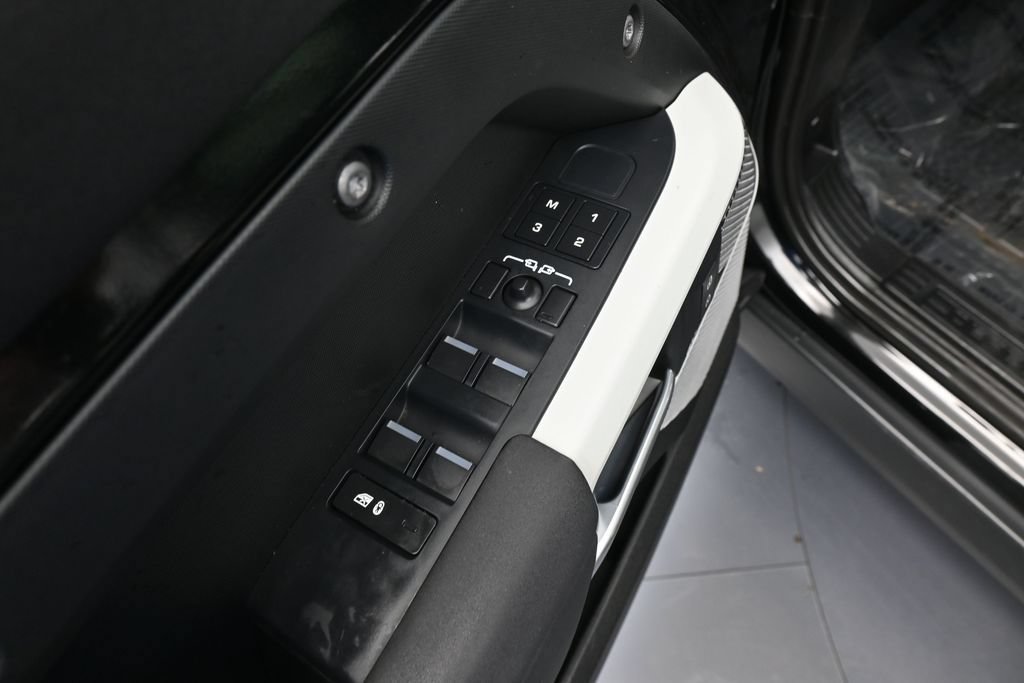 Used 2023 Land Rover Defender 130 SE AWD/4WD image 15