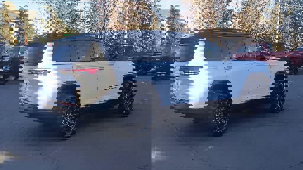 New 2025 Jeep Grand Cherokee L Limited w/ Trailer Tow Package image 9