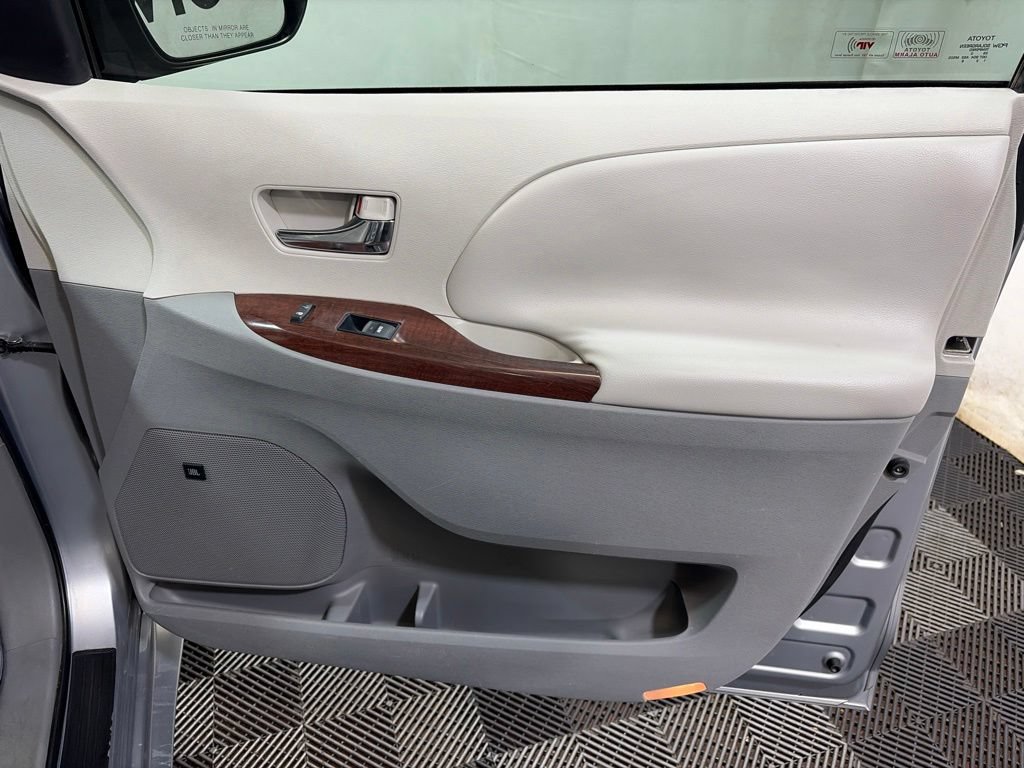 Used 2011 Toyota Sienna XLE w/ XLE Navigation Pkg FWD image 11
