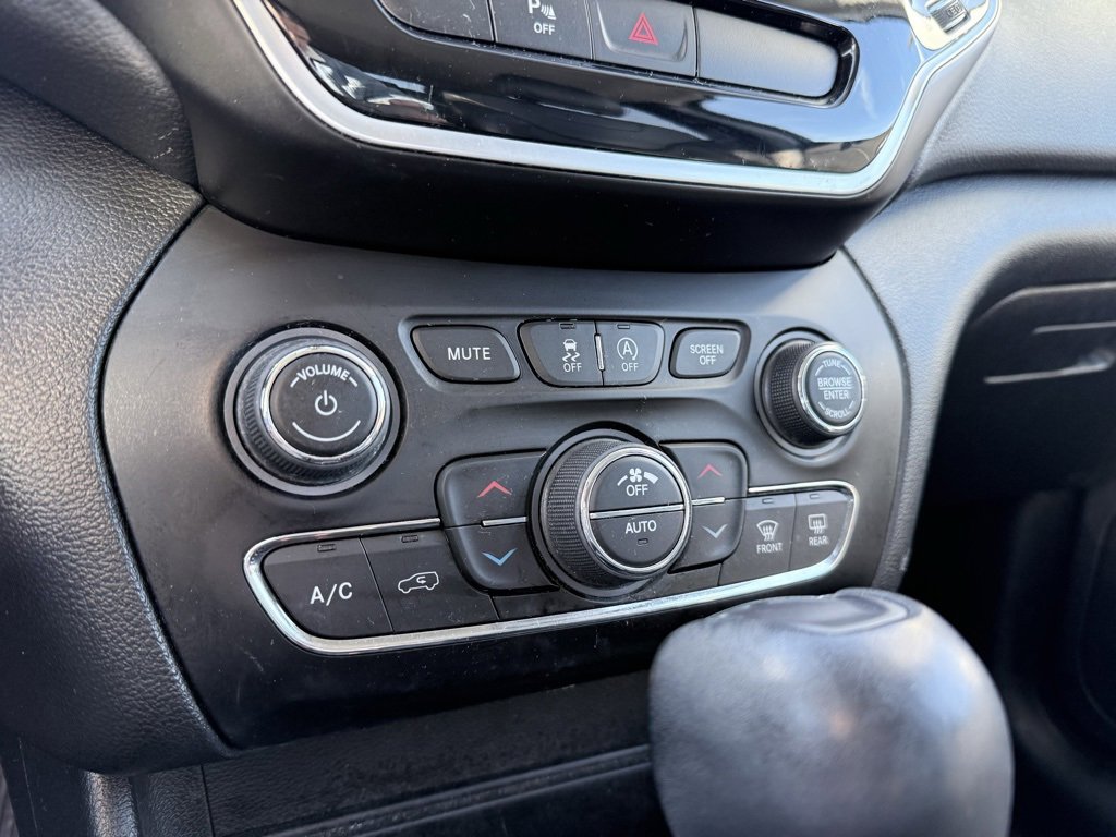 Used 2020 Jeep Cherokee Limited image 18