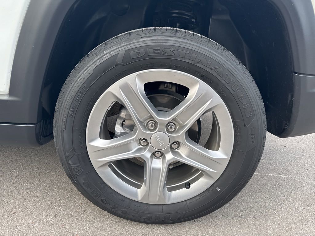 Used 2024 Jeep Compass Latitude image 30