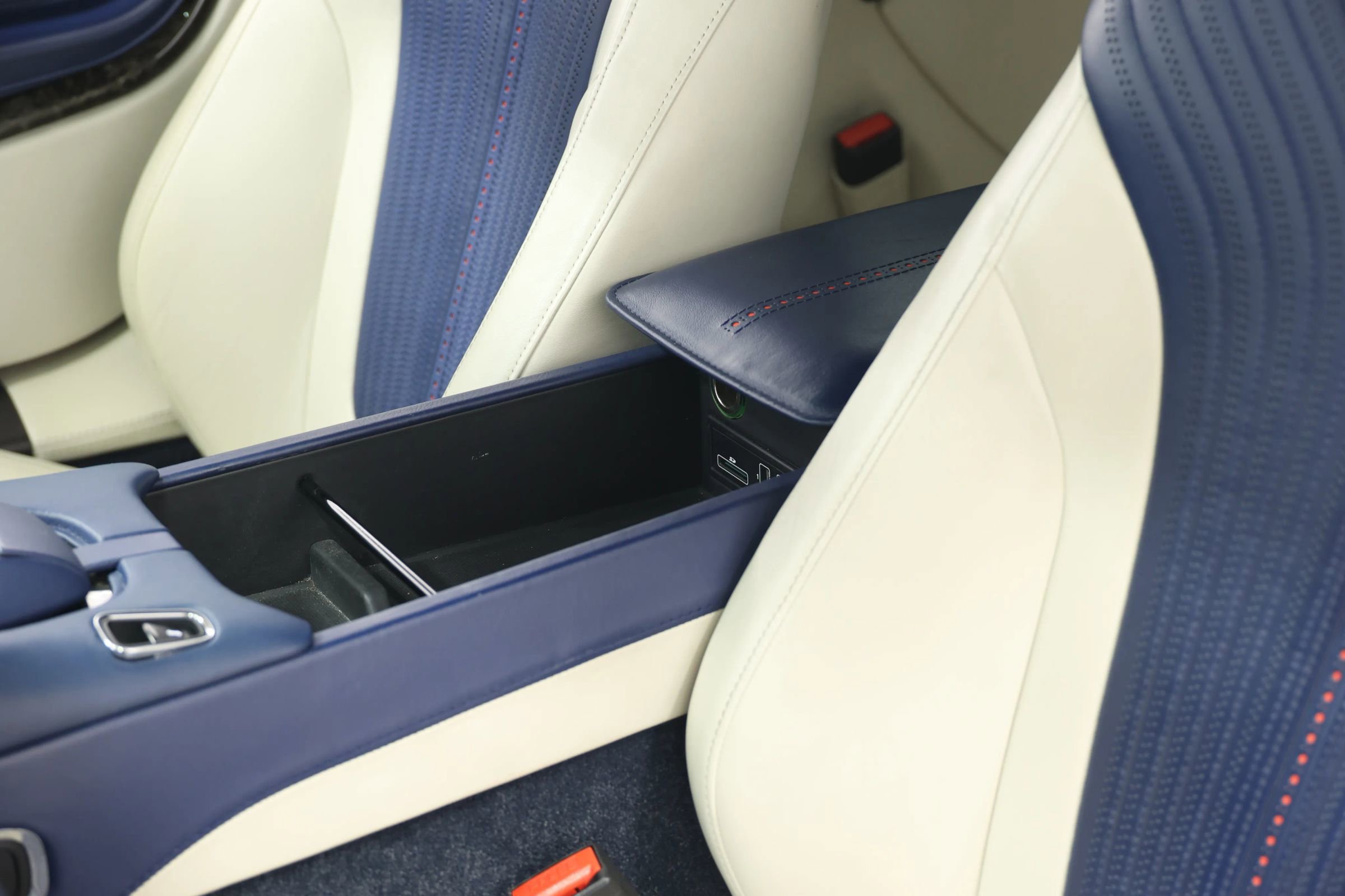 Used 2017 Aston Martin DB11 V12 image 22