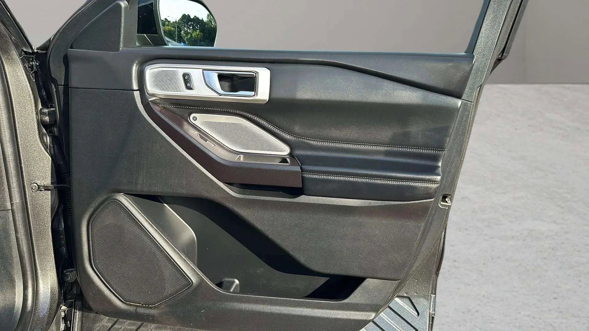 Used 2020 Ford Explorer Platinum w/ Premium Technology Package image 24