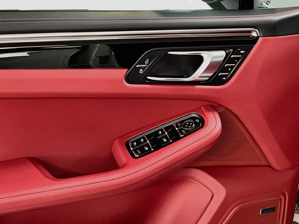 Certified 2025 Porsche Macan AWD/4WD image 20