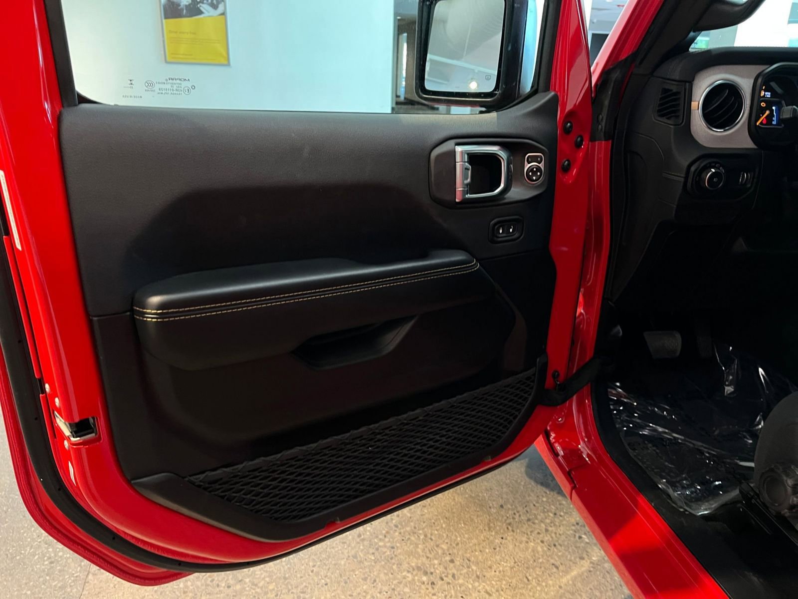 Used 2025 Jeep Wrangler Sahara image 18