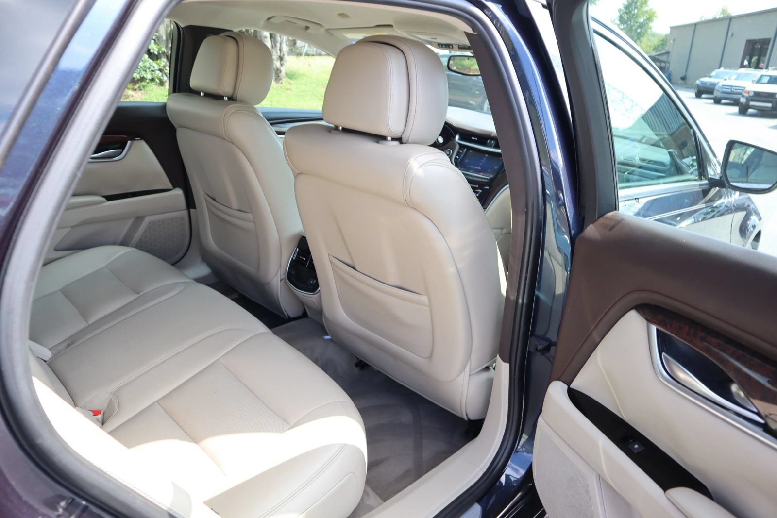 Used 2013 Cadillac XTS Luxury FWD image 18