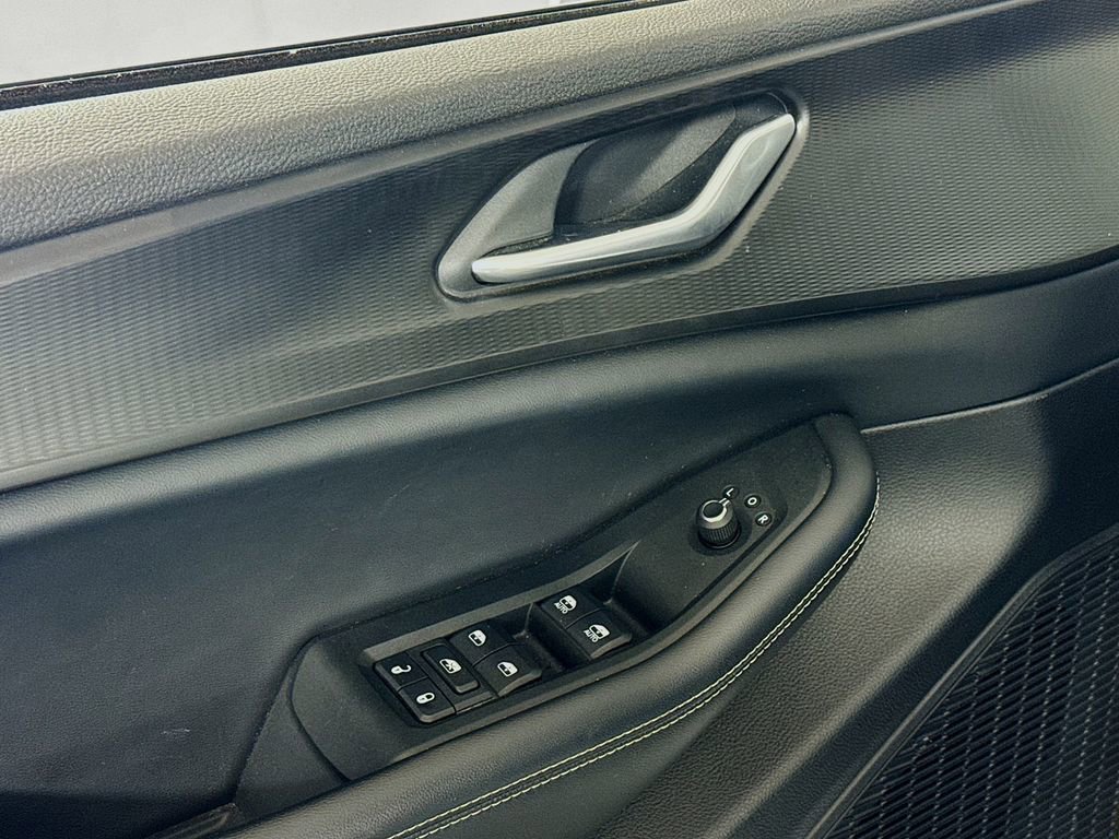 Used 2023 Jeep Grand Cherokee Altitude image 17