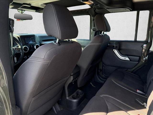 Used 2015 Jeep Wrangler Unlimited Rubicon w/ Connectivity Group AWD/4WD image 11