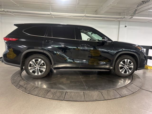 Used 2022 Toyota Highlander XLE AWD/4WD image 9