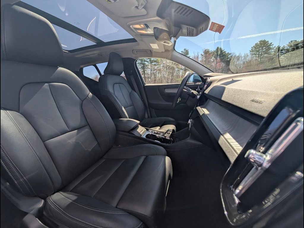 Certified 2025 Volvo XC40 B5 Plus AWD/4WD image 18