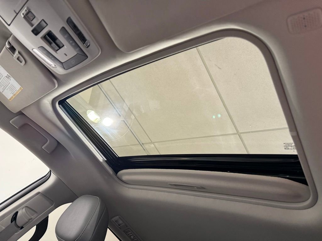 Certified 2024 Toyota Sienna Limited image 18