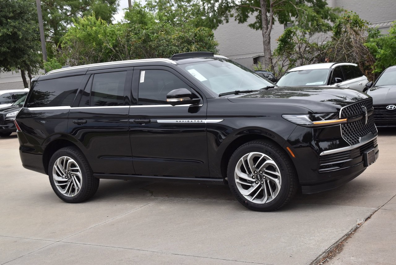 New 2026 Lincoln Navigator Reserve AWD/4WD image 4