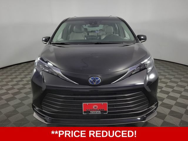 Used 2025 Toyota Sienna XLE w/ XLE Plus Package FWD image 2