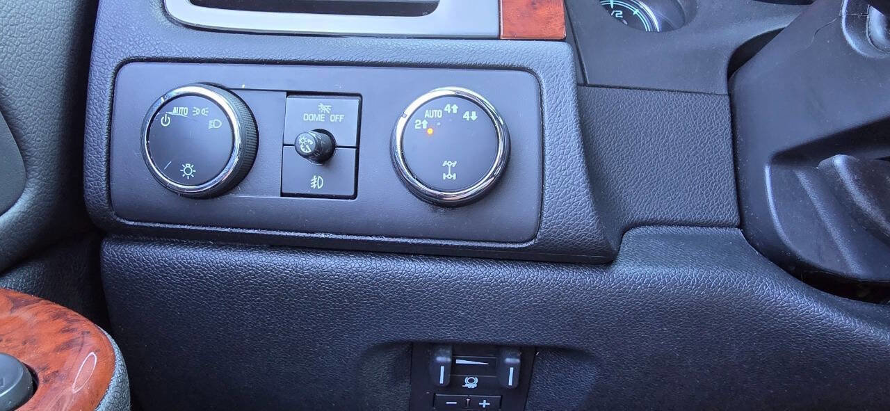 Used 2011 Chevrolet Avalanche LTZ AWD/4WD image 25