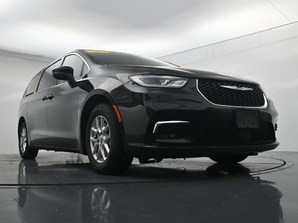 Used 2023 Chrysler Pacifica Touring-L FWD image 32