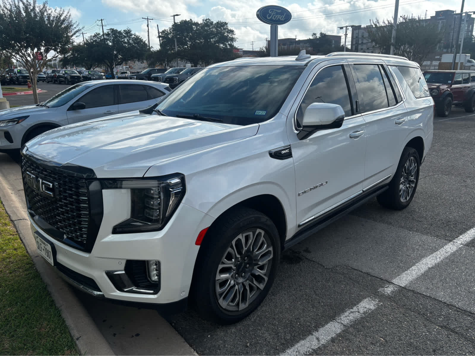 Used 2023 GMC Yukon Denali Ultimate AWD/4WD image 6