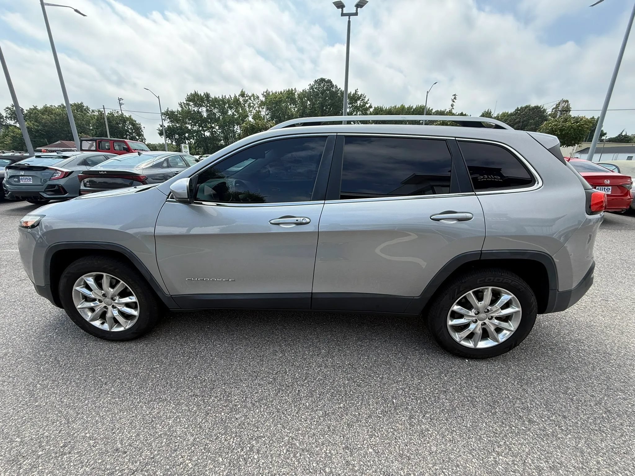 Used 2016 Jeep Cherokee Limited AWD/4WD image 4