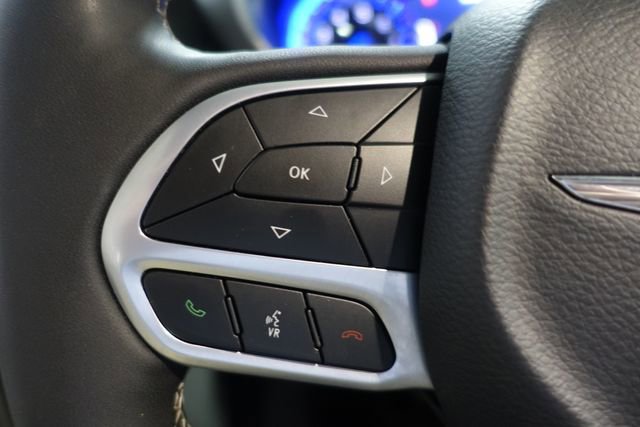 Used 2024 Chrysler Pacifica Touring-L FWD image 12
