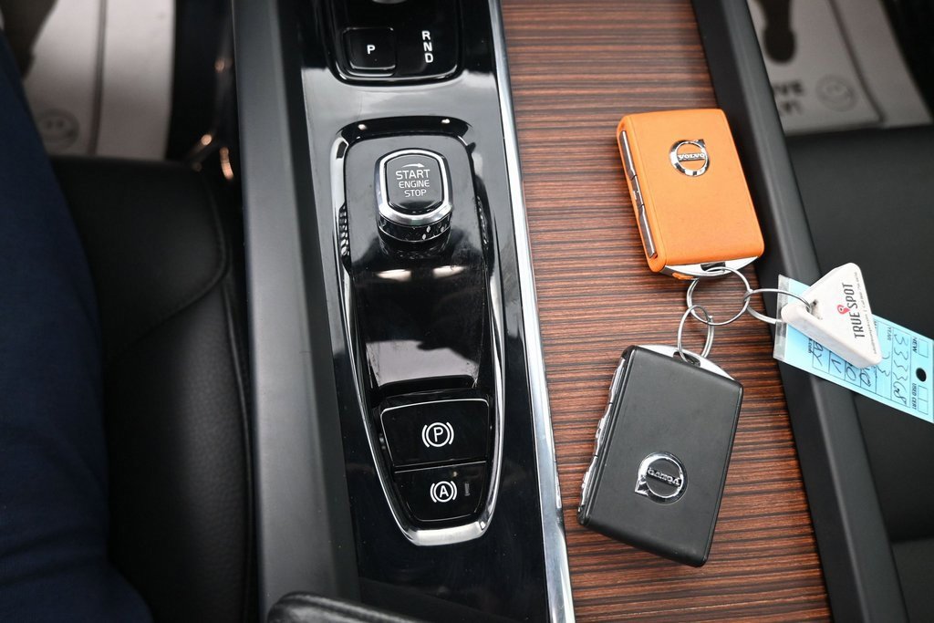 Used 2023 Volvo XC60 B5 Plus image 19