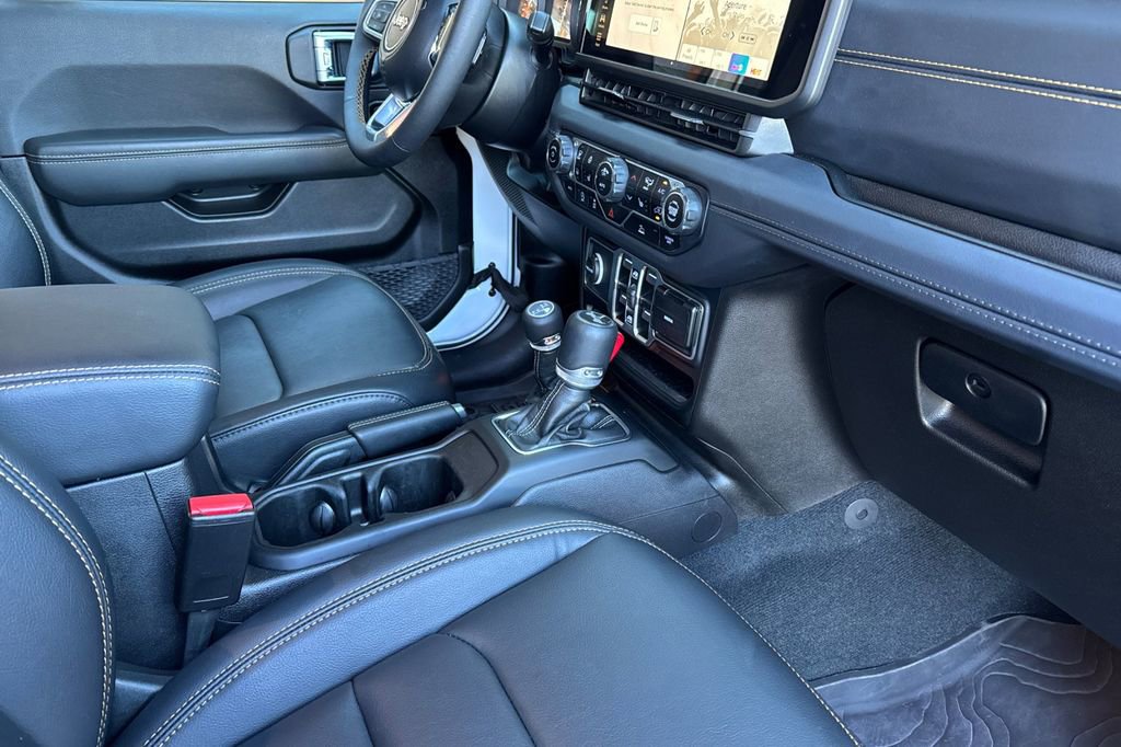 Used 2024 Jeep Wrangler Sahara image 18