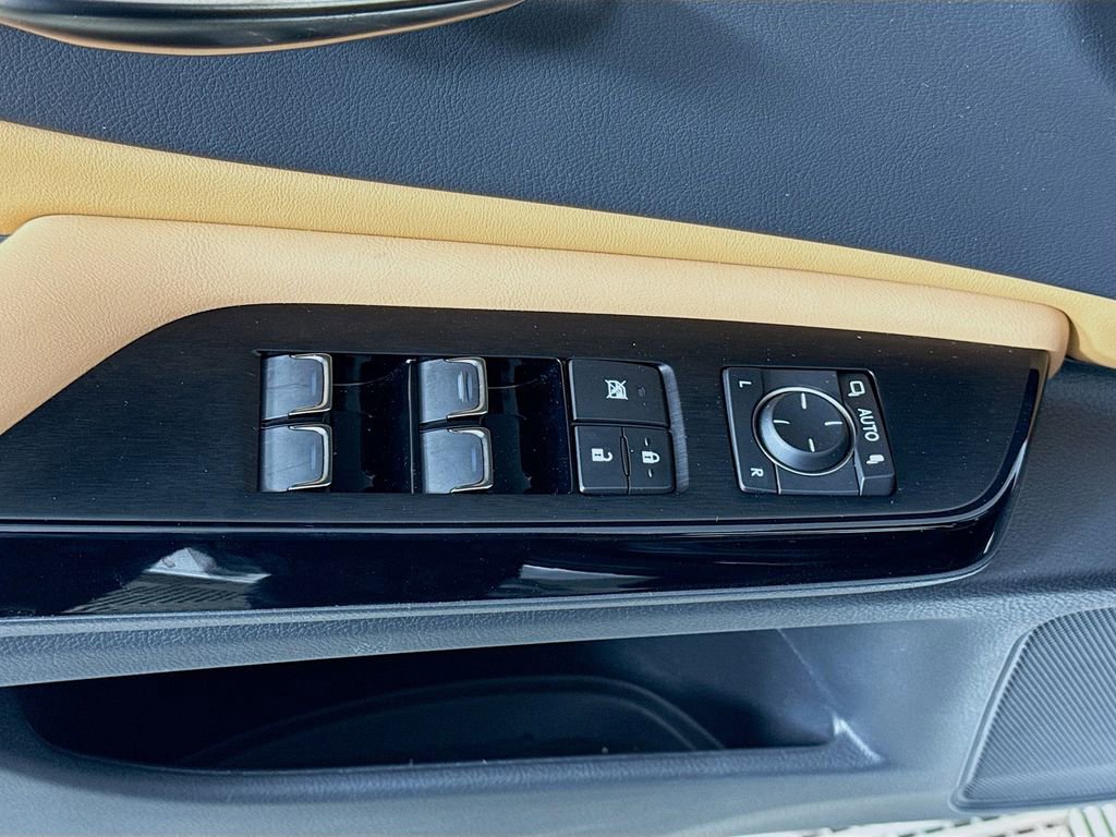 Certified 2025 Lexus ES 300h w/ Premium Package image 18