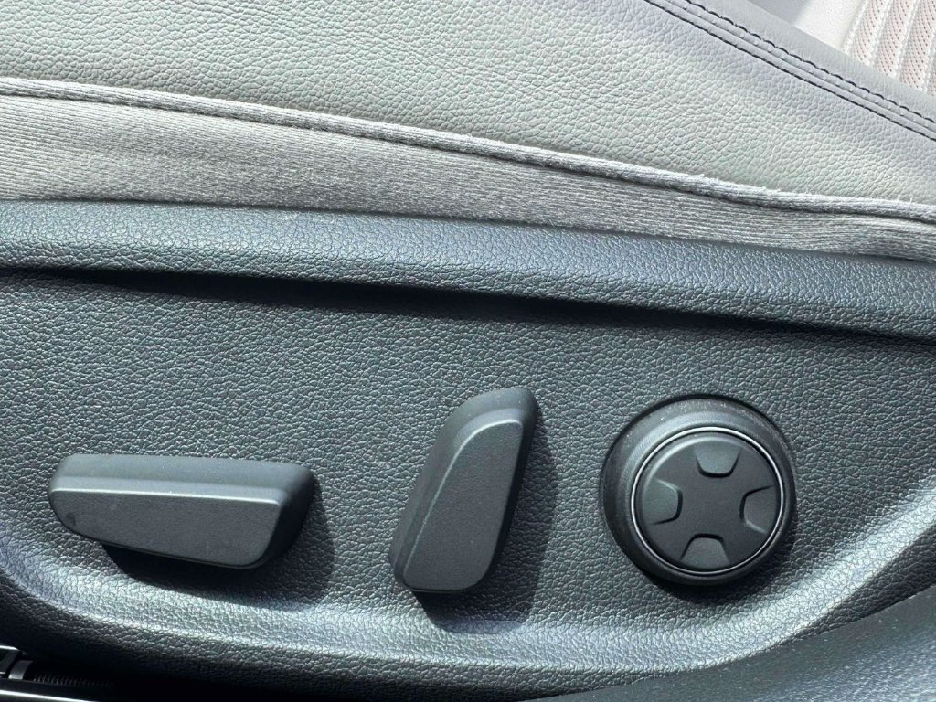 Certified 2023 Genesis G70 3.3T image 18