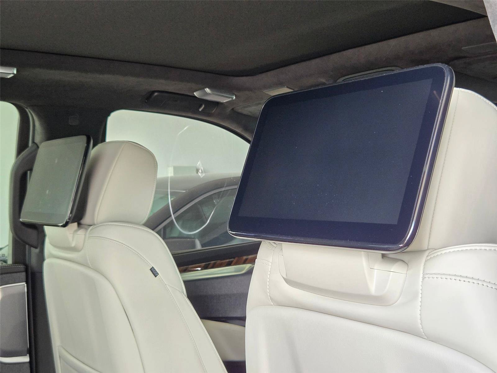 New 2026 Cadillac Escalade ESV Platinum Sport w/ LPO, Floor Liner Package AWD/4WD image 31