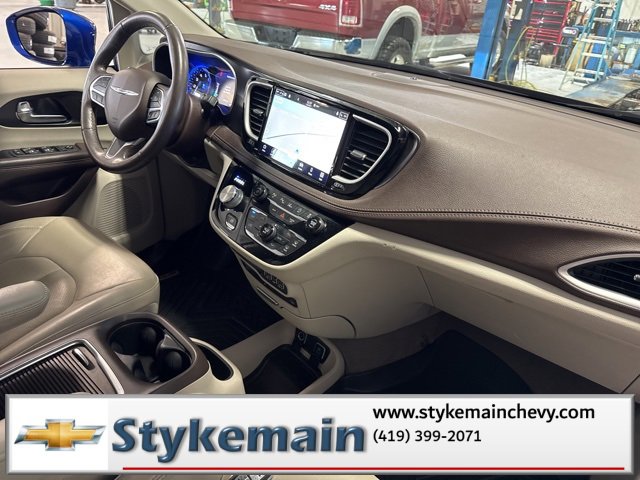 Used 2021 Chrysler Pacifica Touring-L w/ Uconnect Theater Family Group image 25