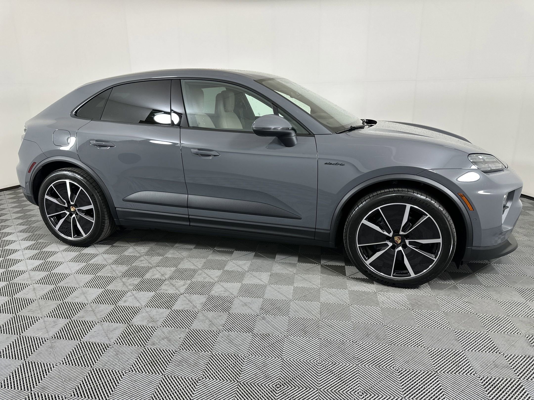 Used 2025 Porsche Macan 4 Electric image 9
