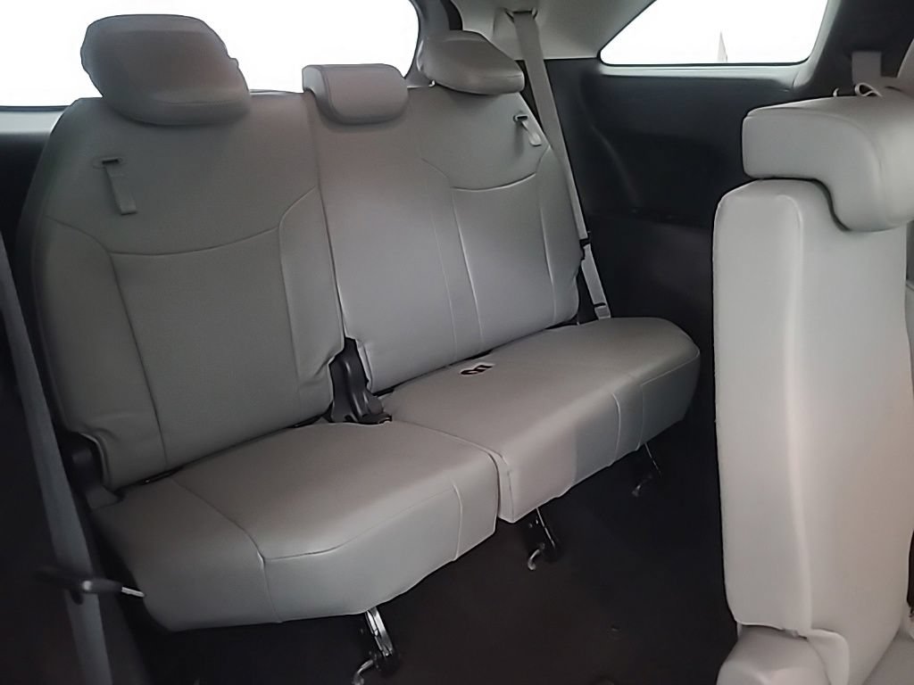 Used 2025 Toyota Sienna XLE FWD image 19