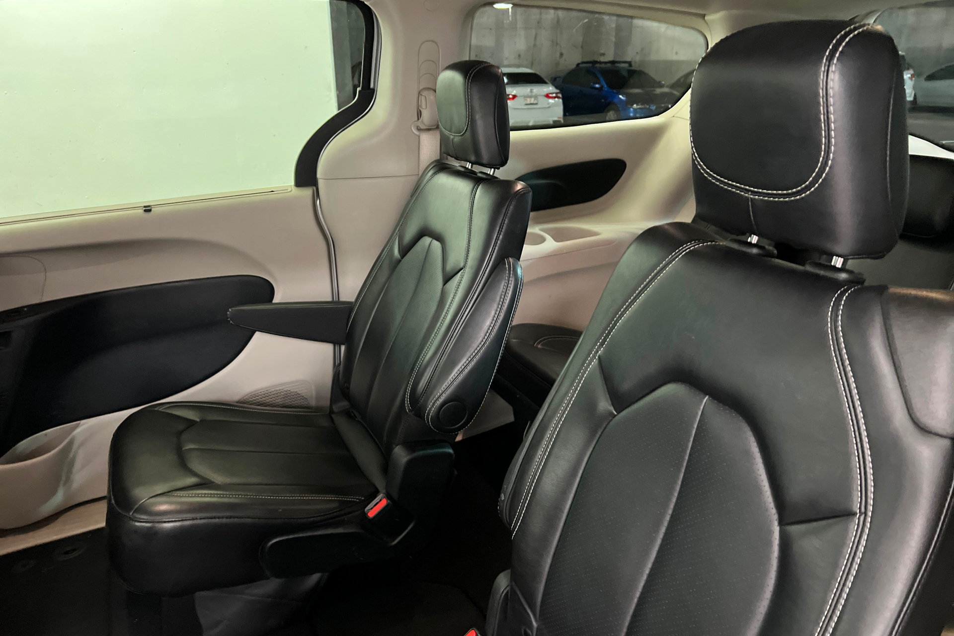 Used 2024 Chrysler Pacifica Touring-L FWD image 19