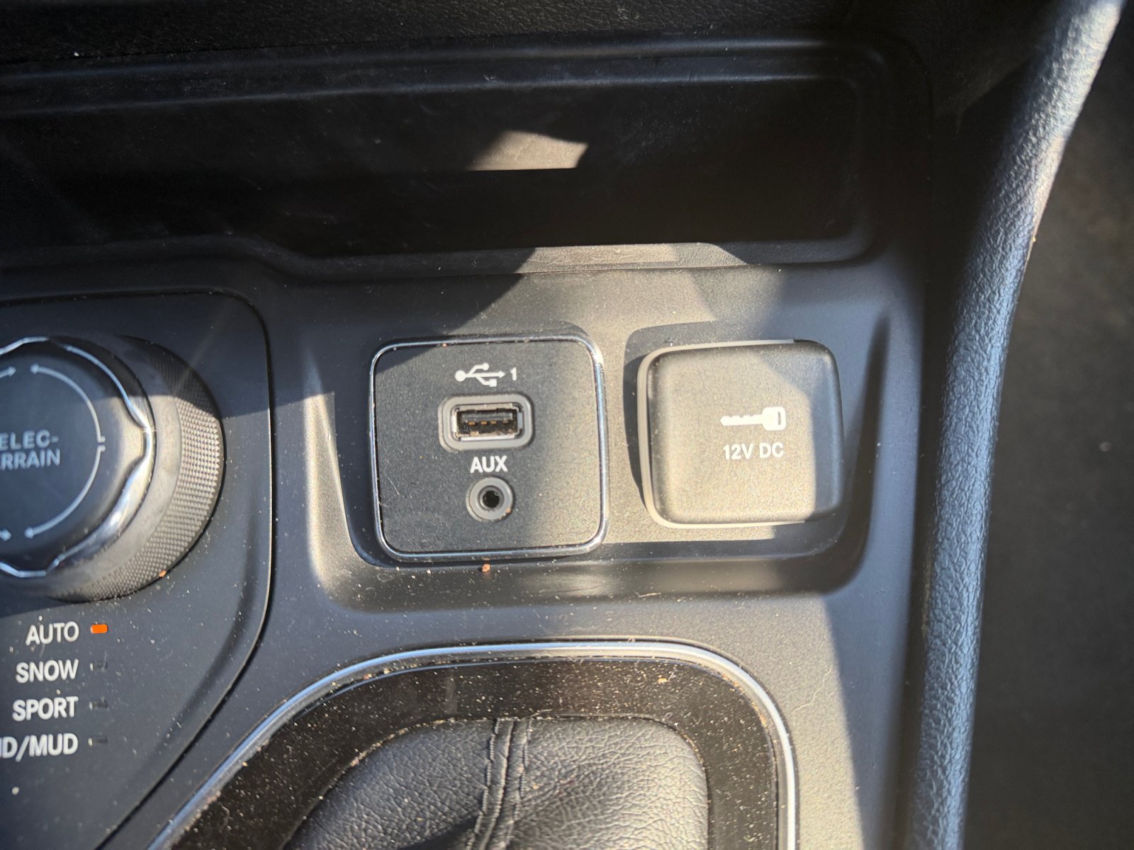 Used 2019 Jeep Cherokee Limited AWD/4WD image 13