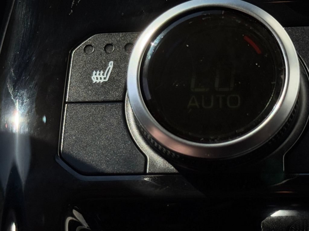Used 2022 Toyota Highlander XLE AWD/4WD image 36