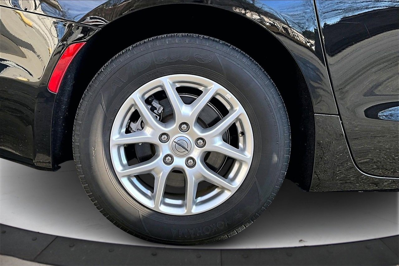 Certified 2024 Chrysler Pacifica Touring-L image 36