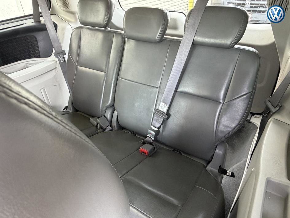 Used 2010 Volkswagen Routan SE FWD image 17